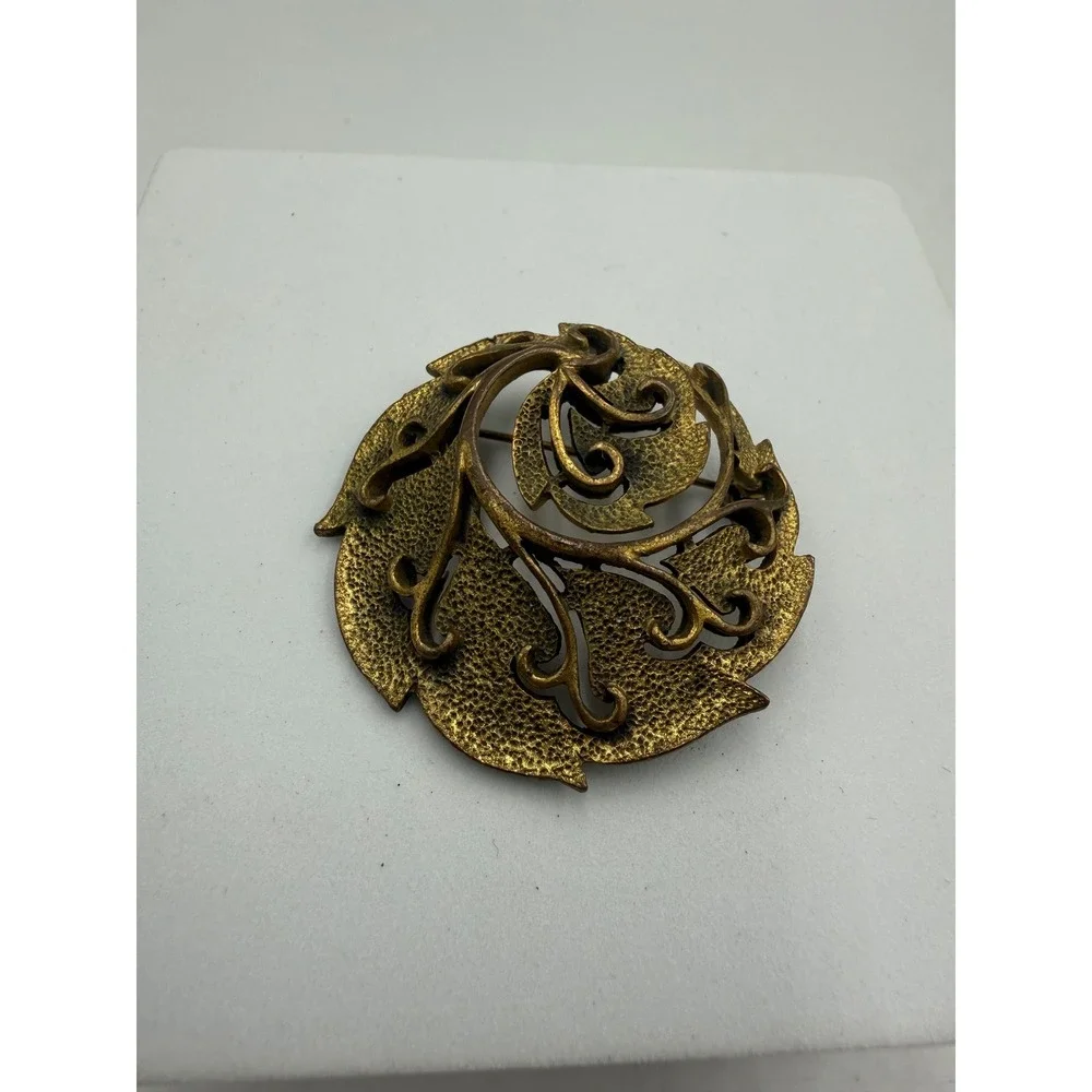 Vintage‎ Gold Tone Openwork Swirl Leaf Brooch Textured Botanical Circular Pin